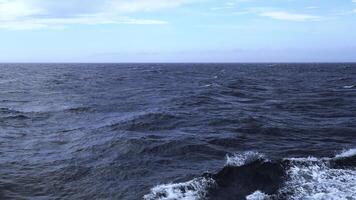 mooi visie van horizon van blauw zee met golven. klem. schuim van golven in blauw zee. in blauw zee met golven Aan achtergrond horizon met blauw lucht foto