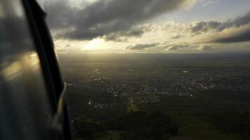 top visie van taxi van kabel auto Aan dorp. klem. mooi landschap Aan klein stad- in groen vallei Aan zonnig dag. zonnig visie opent van stijgende lijn taxi van kabel auto foto