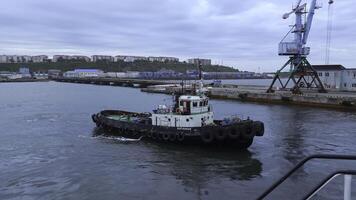 visvangst boot Aan achtergrond van haven in bewolkt het weer. klem. visvangst vaartuig zeilen uit van zeehaven in zee. visvangst boot zeilen in zee Aan bewolkt dag foto