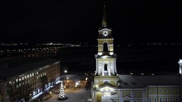 antenne visie van de verlichte kerk en woon- gebouwen. klem. mooi stad Bij nacht. foto