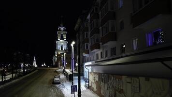 antenne visie van de verlichte kerk en woon- gebouwen. klem. mooi stad Bij nacht. foto