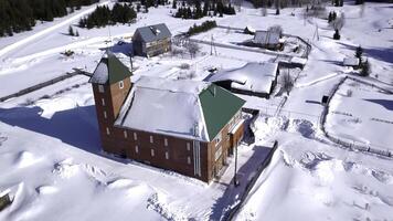 antenne visie van dorp in winter, platteland details. klem. rood steen huisje en kleiner huizen, sneeuw gedekt grond. foto