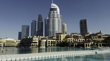 Dubai - Verenigde Arabisch emiraten, januari 23, 2023. hotels van Dubai stad. actie. blauw zorgeloos water van de stad fontein. foto