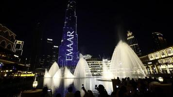 Dubai - Verenigde Arabisch emiraten, januari 19 2023. burj khalifa wolkenkrabber en fontein Bij nacht. actie. stad centrum Aan nacht lucht achtergrond. foto