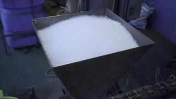 polymeer silica gel droogmiddel voor elektronisch apparaat bescherming. creatief. dichtbij omhoog van houder gevulde met wit klein ballen Bij de fabriek. foto