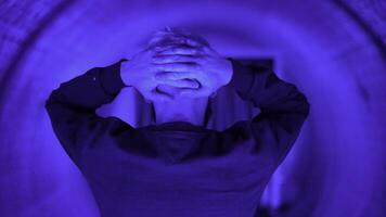 visualisatie van hoe Mens met claustrofobie voelt ongerustheid in een klein kamer. media. concept van mentaal ziekte. foto