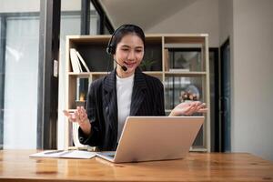 telefoontje centrum middel met koptelefoon werken Aan ondersteuning hotline in kantoor, video conferentie. foto