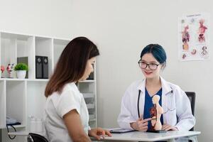 dokter vrouw met gezondheidszorg advies en ondersteuning voor resultaten, tentamen en testen. deskundige of medisch mensen en overleg plegen senior geduldig foto