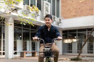 zakenman en fiets in stad naar werk met eco vriendelijk vervoer. gelukkig zakenman professioneel rijden een fiets in stedelijk straat foto