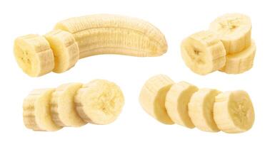 geschild banaan plakjes geïsoleerd Aan wit achtergrond foto
