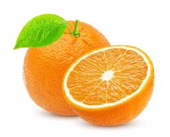 een geheel oranje fruit en voor de helft geïsoleerd Aan wit foto