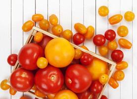 verschillend tomaten Aan wit tafel. top visie foto