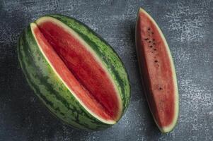een besnoeiing watermeloen Aan een donker achtergrond foto