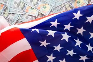 bedrijf en financiën concept. Verenigde Staten van Amerika nationaal vlag en valuta Amerikaanse Dollar geld bankbiljetten. foto