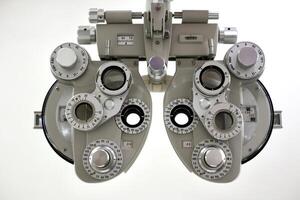 phoropter voor oog testen, lenzen bril voor oog controleren in optisch op te slaan foto