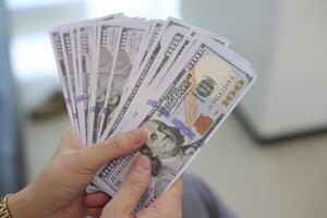 geld dollar Bill met hand- foto