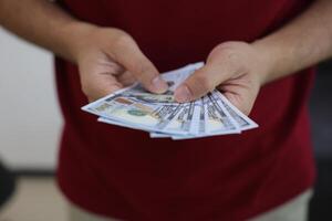 geld dollar Bill met hand- foto