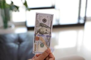 geld dollar Bill met hand- foto