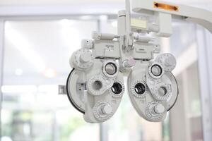 phoropter voor oog testen, lenzen bril voor oog controleren in optisch op te slaan foto