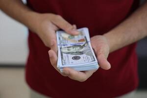 geld dollar Bill met hand- foto