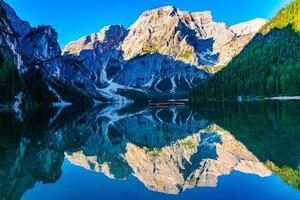 visie van monteren seekofel van de dolomieten en de reflectie Bij de meer braies in de ochtend, fanes-sennes prags natuur park, Italië. foto