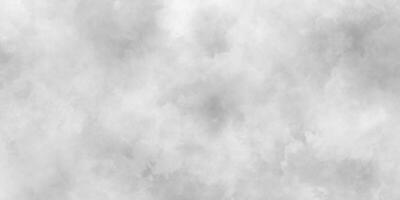 wit bewolkt lucht of cloudscape of mistig, zwart en wit helling waterverf achtergrond, beton kunst ruw gestileerde bewolkt wit papier textuur, grunge wolken of smog structuur met vlekken. foto