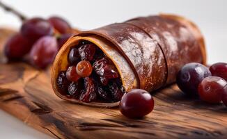 ai gegenereerd handgemaakt fruit pastilles met rood druiven Aan houten bord foto