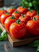 ai gegenereerd vers tomaten met druppels van water Aan houten snijdend bord foto