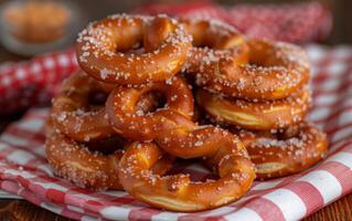 ai gegenereerd een stapel van gouden bruin pretzels, royaal besprenkeld met wit suiker Kristallen foto