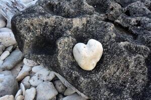 yin yang zwart en wit met een hart vormig steen foto