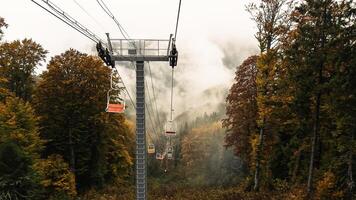 kabel auto in herfst Karpaten bergen foto