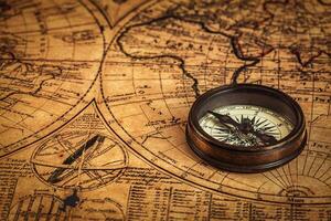 oud wijnoogst kompas Aan oude kaart foto