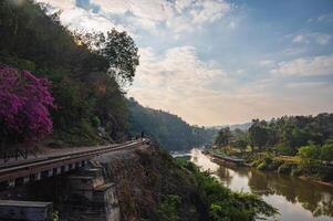 kanchanaburi.thailand-16.01.2022 onbekend mensen Bij Birma spoorweg Bij kanchanaburi.the Birma spoorweg, ook bekend net zo de dood spoorweg, , de thaiburma spoorweg en vergelijkbaar namen, is een 415 km foto