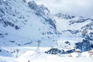 actief ski toevlucht in engelberg, Zwitserland met majestueus alpine visie foto