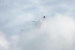 nevelig pieken en ski liften in de toneel- engelberg, Zwitsers Alpen Oppervlakte foto