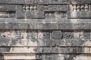 detail van de tempel van de jaguar Bij chichen itza, zich afvragen van de wereld foto