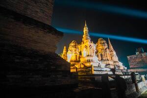 landschap historisch park in Thailand Bij nacht. de oude tempel dat presenteert mensen is gelegen in thailand historisch stad. wereld erfenis. foto