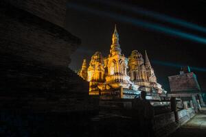 landschap historisch park in Thailand Bij nacht. de oude tempel dat presenteert mensen is gelegen in thailand historisch stad. wereld erfenis. foto