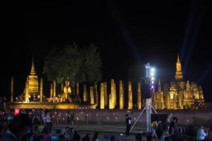 landschap historisch park in Thailand Bij nacht. de oude tempel dat presenteert mensen is gelegen in thailand historisch stad. wereld erfenis. foto