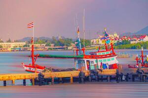 antenne panorama van thailand groen, met blauw en aquamarijn de zee, en wolken schijnend door zonlicht in de achtergrond. foto