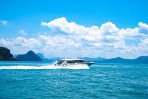 krabi, Thailand, 2017 - antenne panorama van thailand groen, weelderig tropisch eiland, nationaal park eiland, met blauw en aquamarijn de zee, en wolken schijnend door zonlicht in de achtergrond. foto