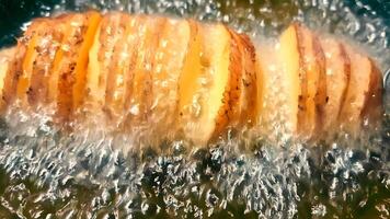 detailopname van aardappelen gebakken in olijf- olie. bakken pan aardappelen foto