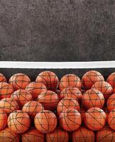 meerdere basketbal ballen in de netto. cement achtergrond. foto