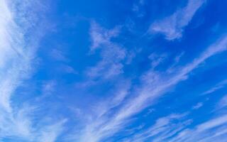 blauw lucht met chemisch chemtrails cumulus wolken scalair golven lucht foto