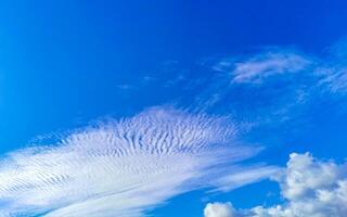 blauw lucht met chemisch chemtrails cumulus wolken scalair golven lucht foto