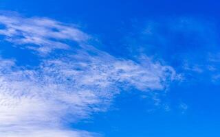 blauw lucht met chemisch chemtrails cumulus wolken scalair golven lucht foto