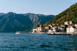 boten vlotter Aan de zee uit de kust van perast Bij de voet van de groen bergen. Montenegro foto