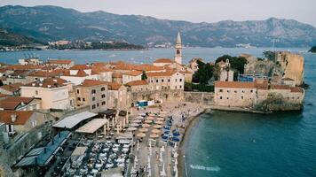 strand in de buurt de steen vesting muren van de oud stad- van budva Aan de kust. Montenegro. dar foto