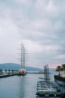 het zeilen jachten staan Aan de pier in de buurt motorboten. porto, Montenegro foto