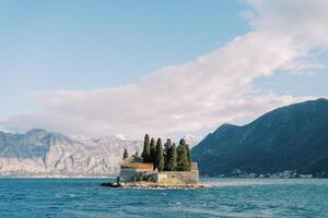 eiland van st. George in de turbulent baai van kotor. Montenegro foto